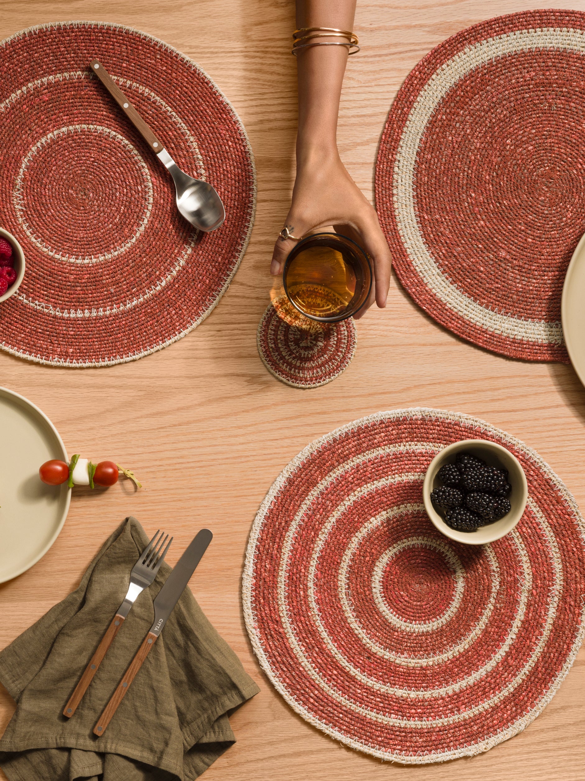 Agora Woven Placemat Set/4 Cherry/Natural / 13.38"dia