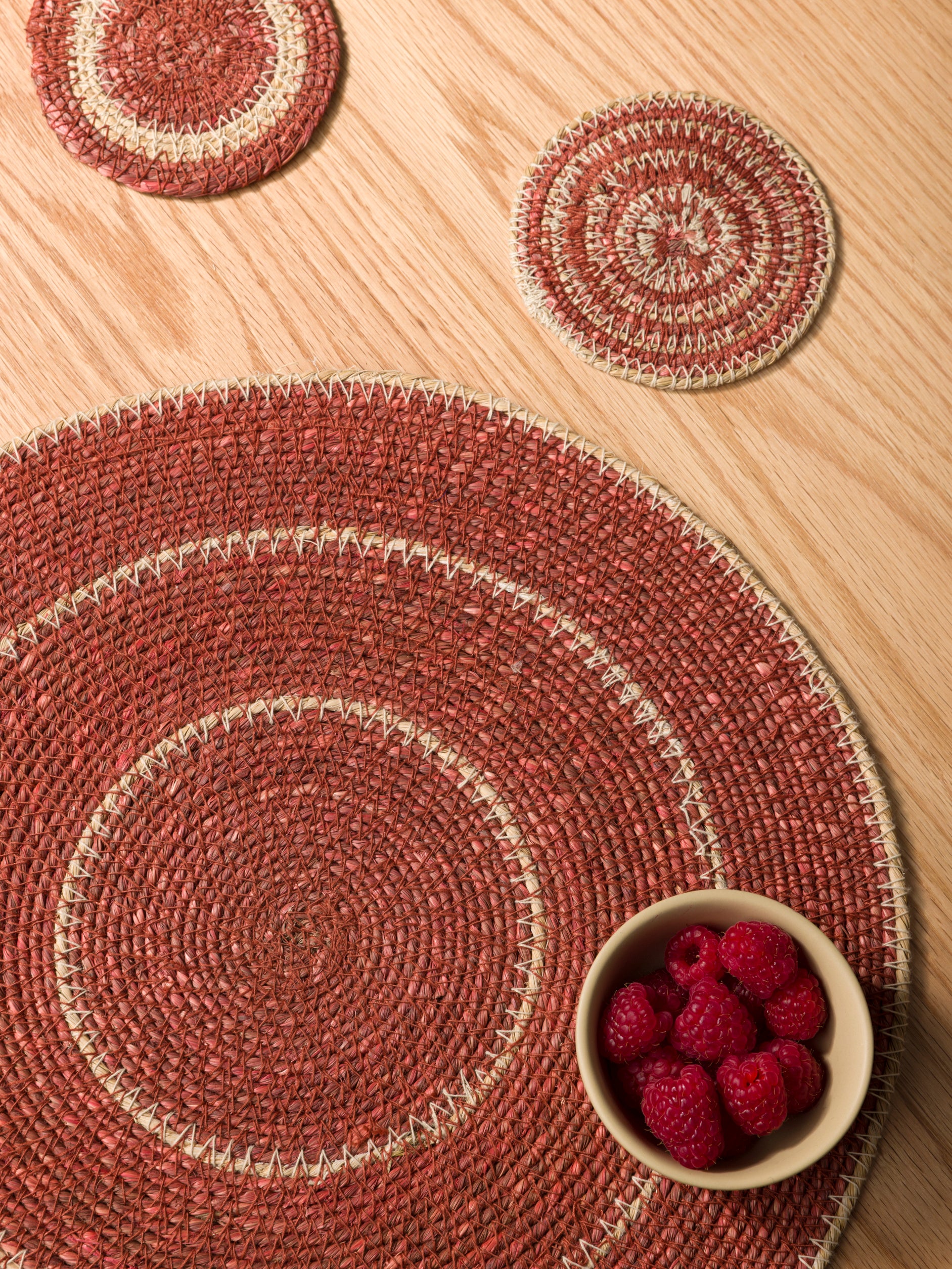 Agora Woven Placemat Set/4 Cherry/Natural / 13.38"dia