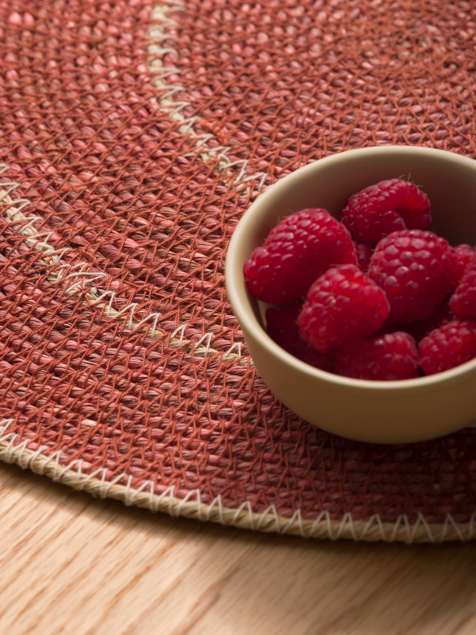 Agora Woven Placemat Set/4 Cherry/Natural / 13.38"dia