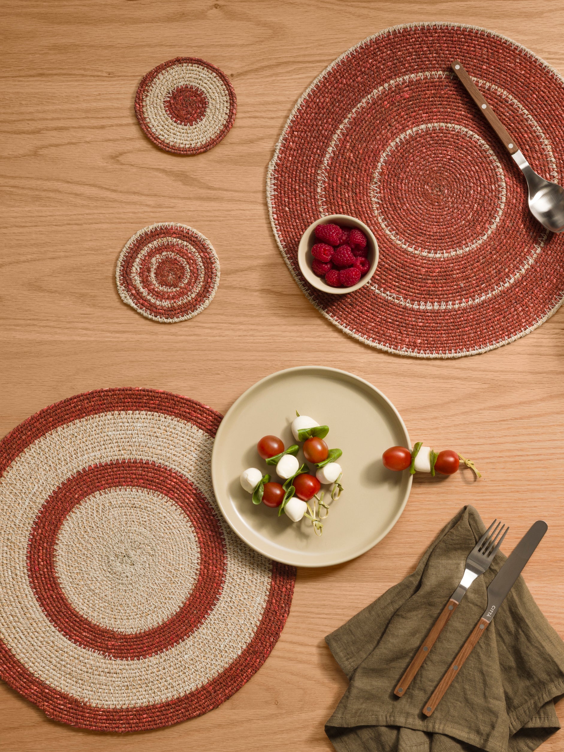 Agora Woven Placemat Set/4 Cherry/Natural / 13.38"dia