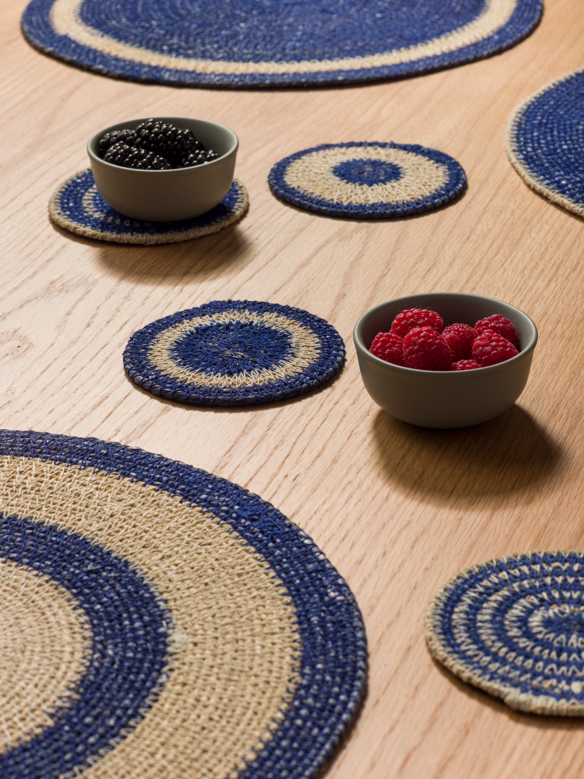 Agora Woven Coaster Set/4 Cobalt/Natural / 3.93"dia