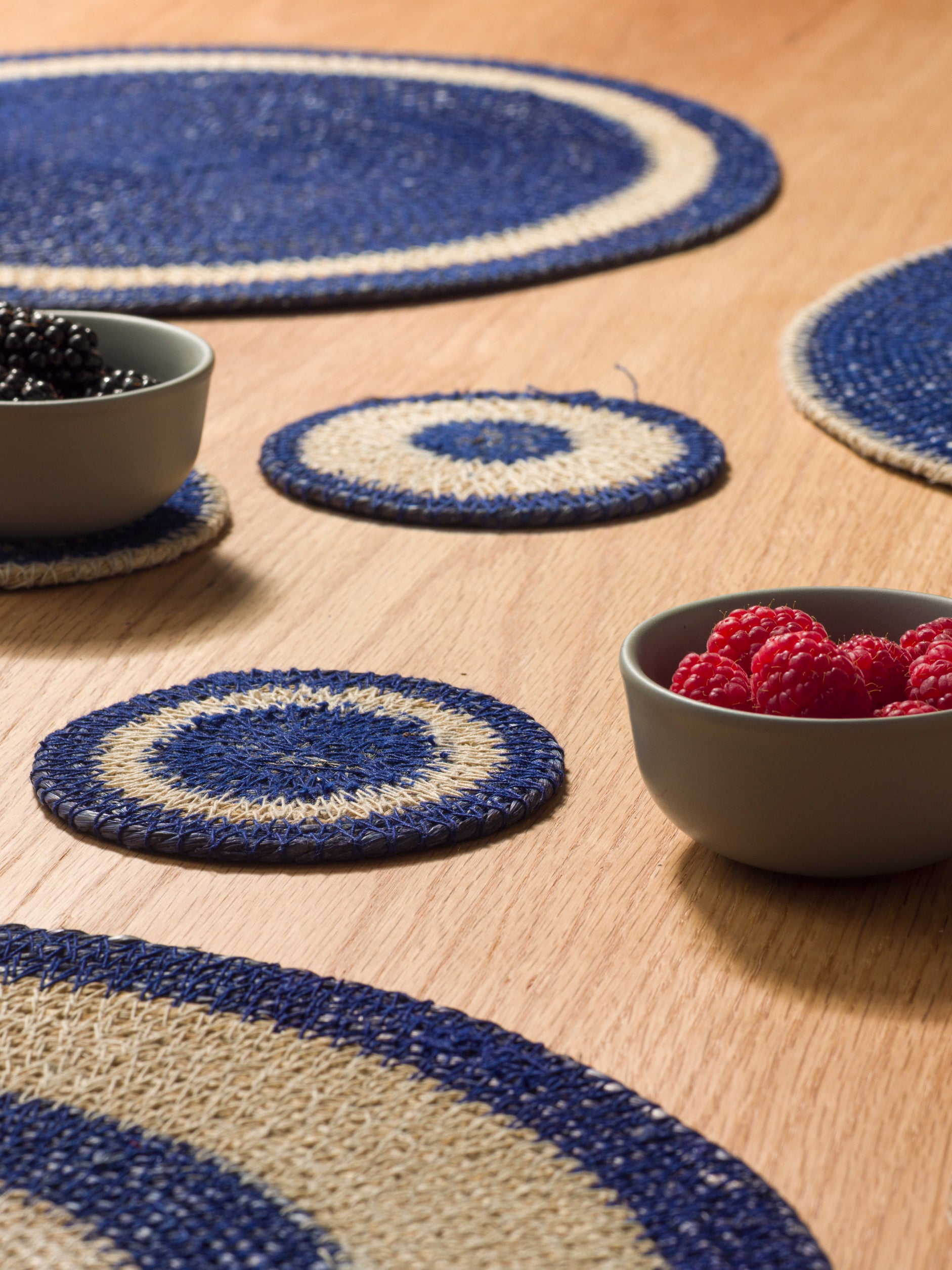 Agora Woven Coaster Set/4 Cobalt/Natural / 3.93"dia