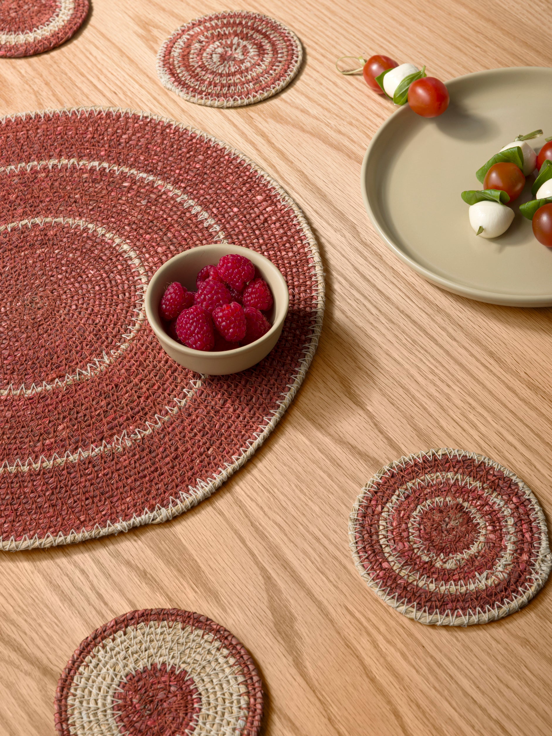 Agora Woven Coaster Set/4 Cherry/Natural / 3.93"dia