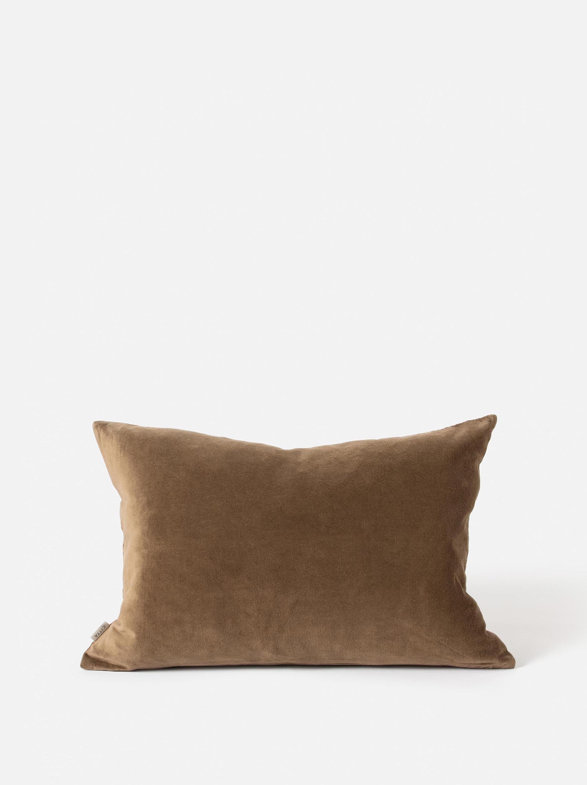 Velvet Cushion Cover Caper / 23.62"L x 15.74"W