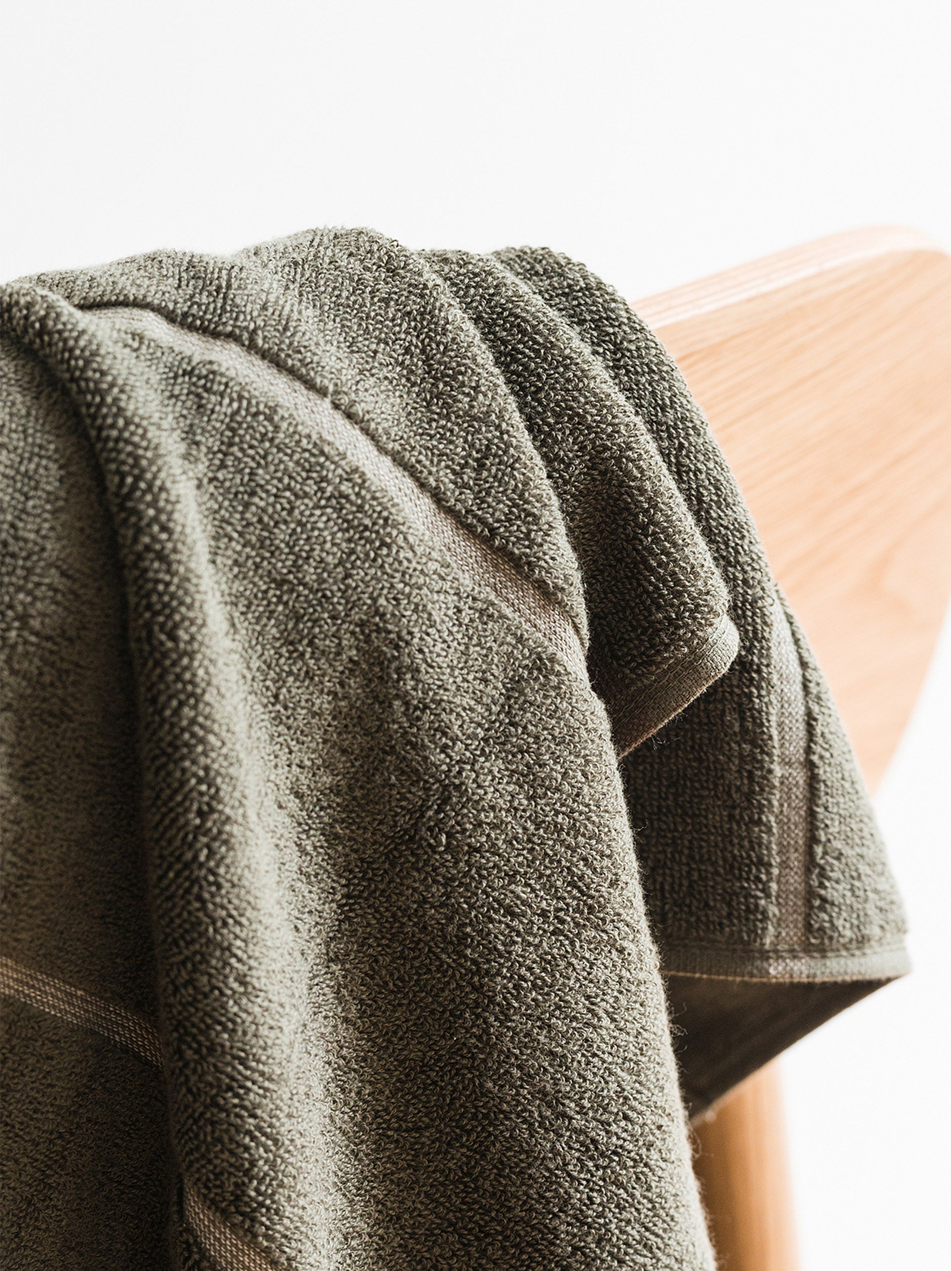 Pia Cotton Bath Towel Ivy/Multi / Bath Towel