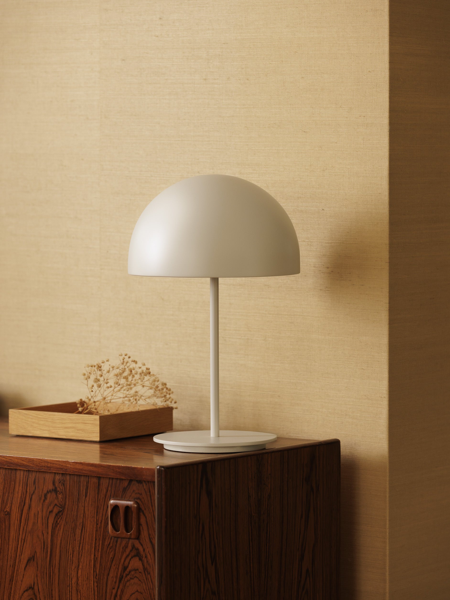 Pin Table Lamp White / 9.84"dia x 15.74"h