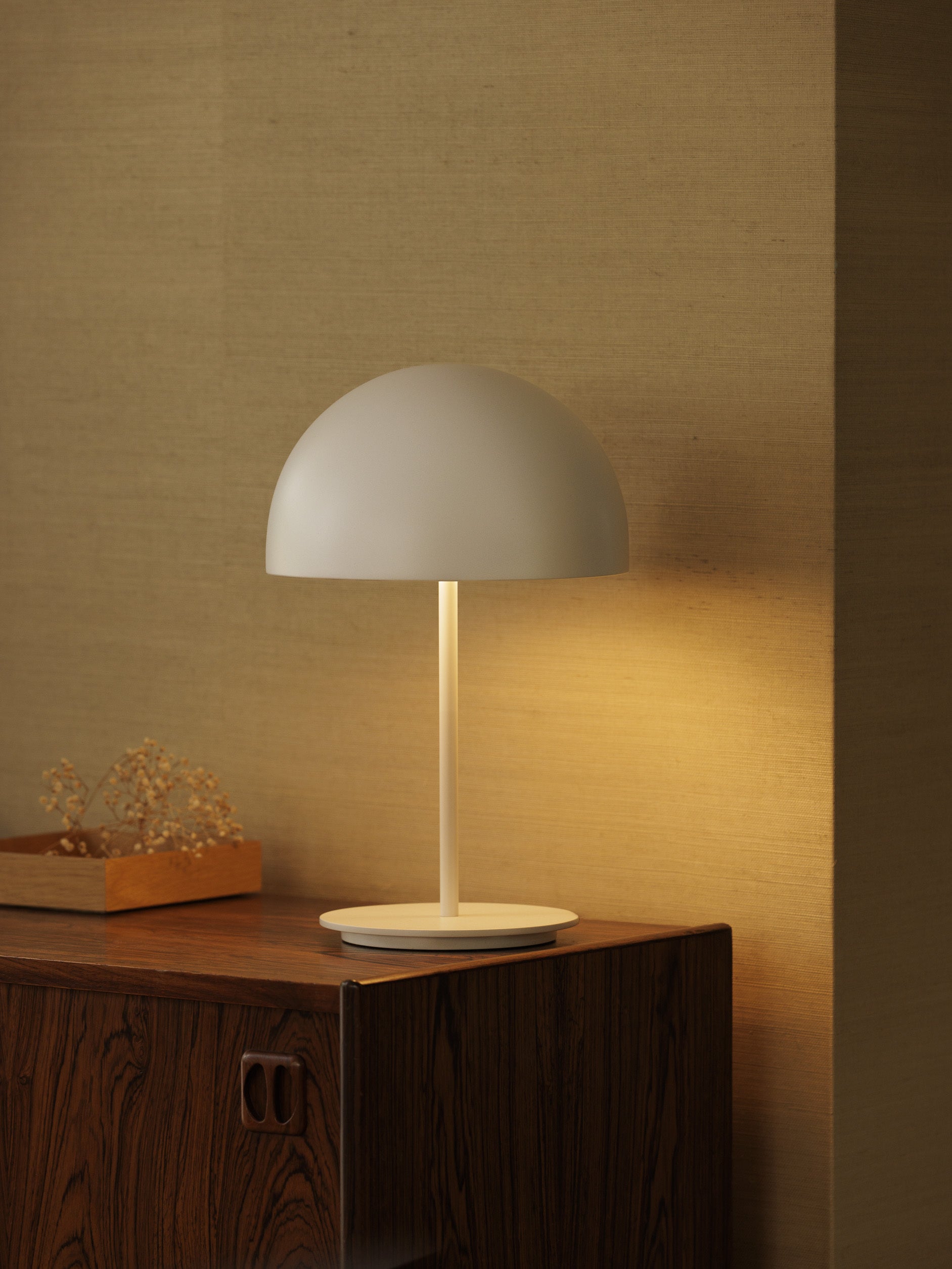 Pin Table Lamp White / 9.84"dia x 15.74"h