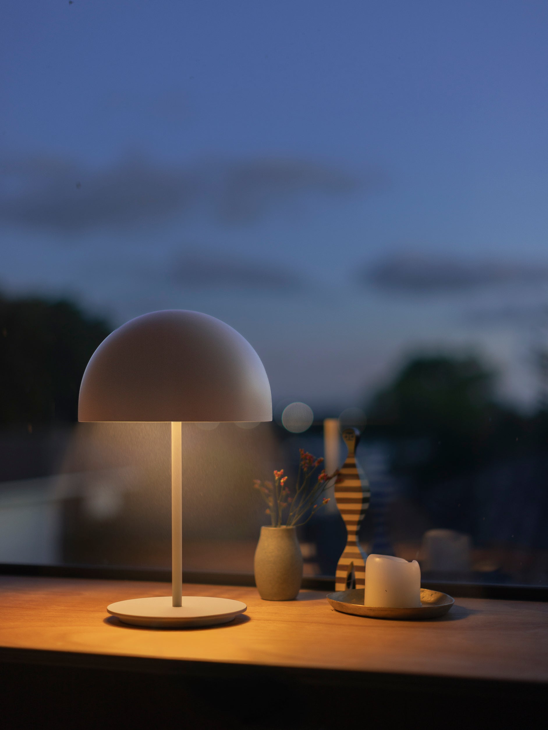 Pin Table Lamp White / 9.84"dia x 15.74"h