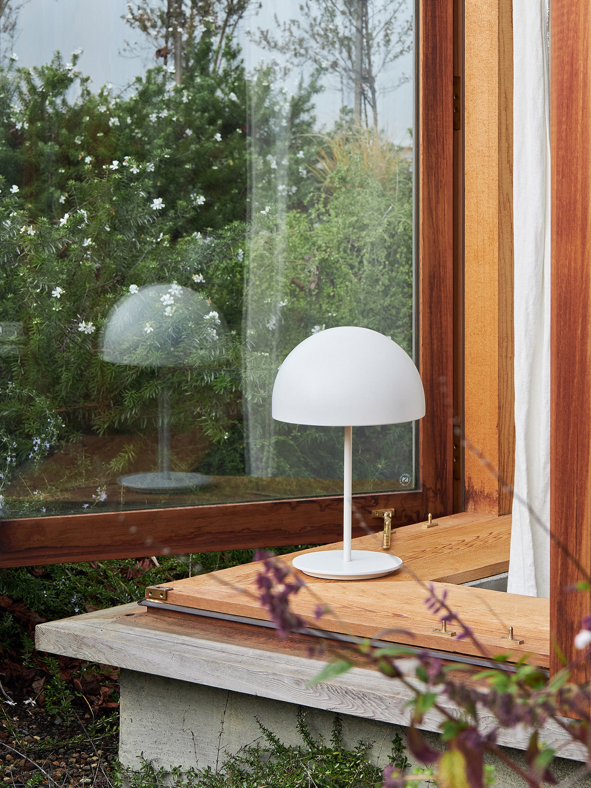 Pin Table Lamp White / 9.84"dia x 15.74"h