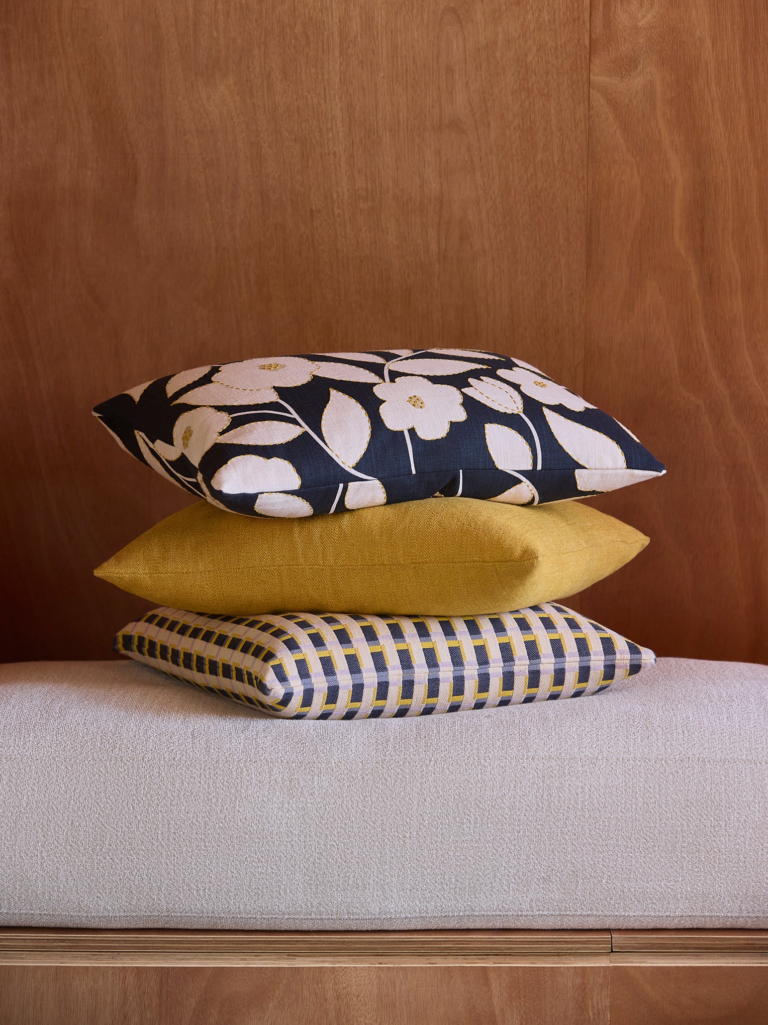 Ebisu Cushion Cover Oxford Blue/Multi / 23.62" x 15.74"
